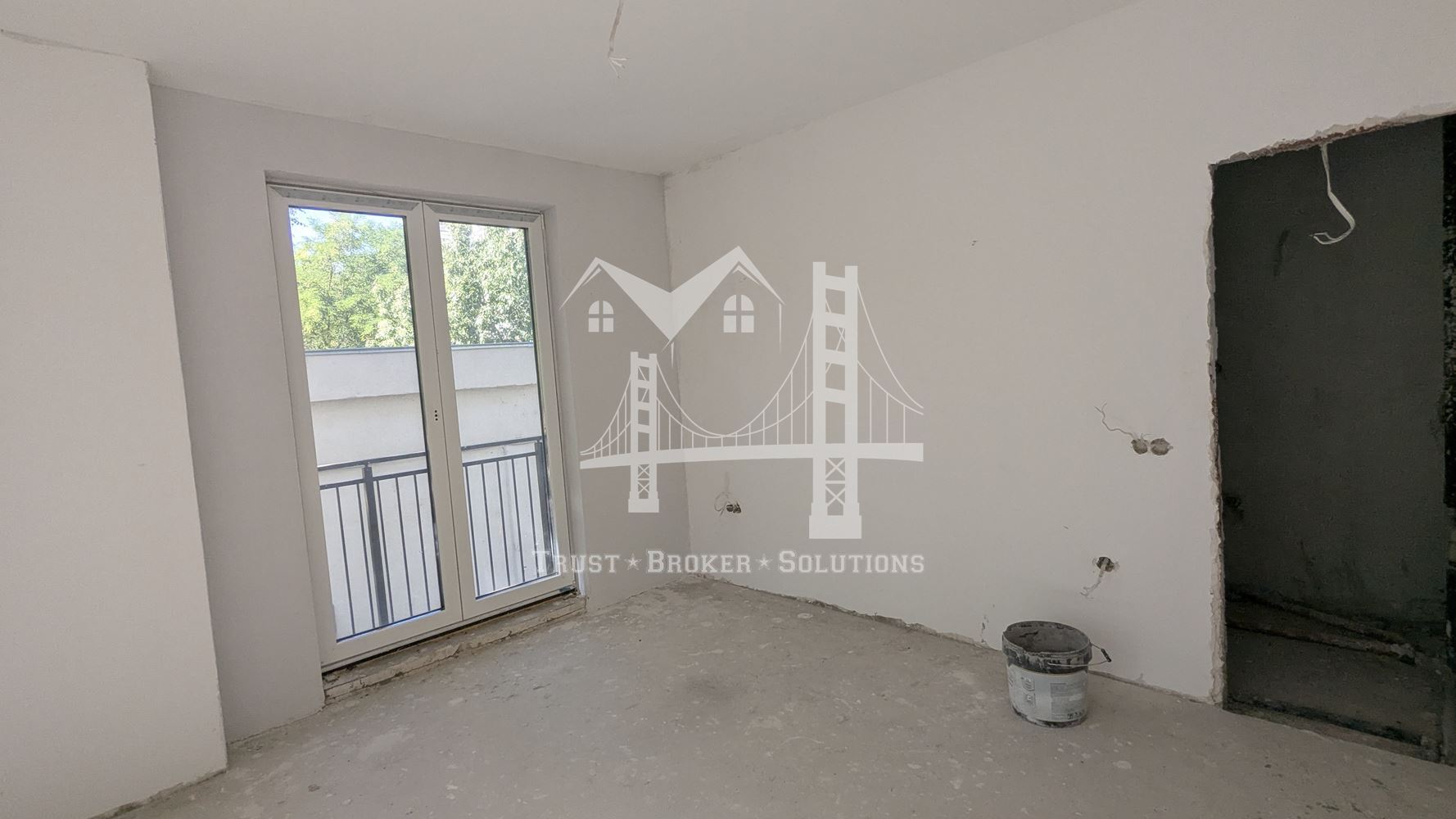 Център, новострояща се сграда за бизнес, офис или тристайни апартаменти. До метро - 0