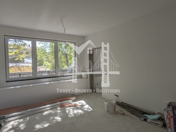 Център, новострояща се сграда за бизнес, офис или тристайни апартаменти. До метро - 0