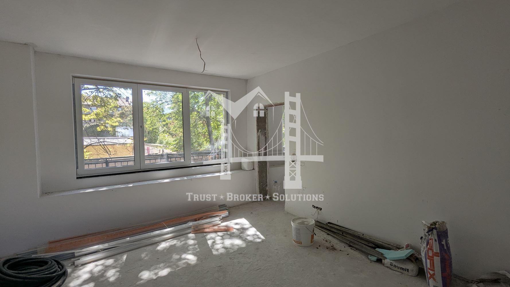 Център, новострояща се сграда за бизнес, офис или тристайни апартаменти. До метро - 0