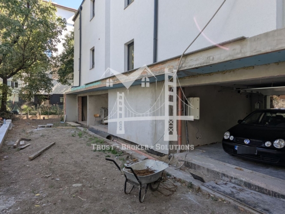 Център, новострояща се сграда за бизнес, офис или тристайни апартаменти. До метро - 0