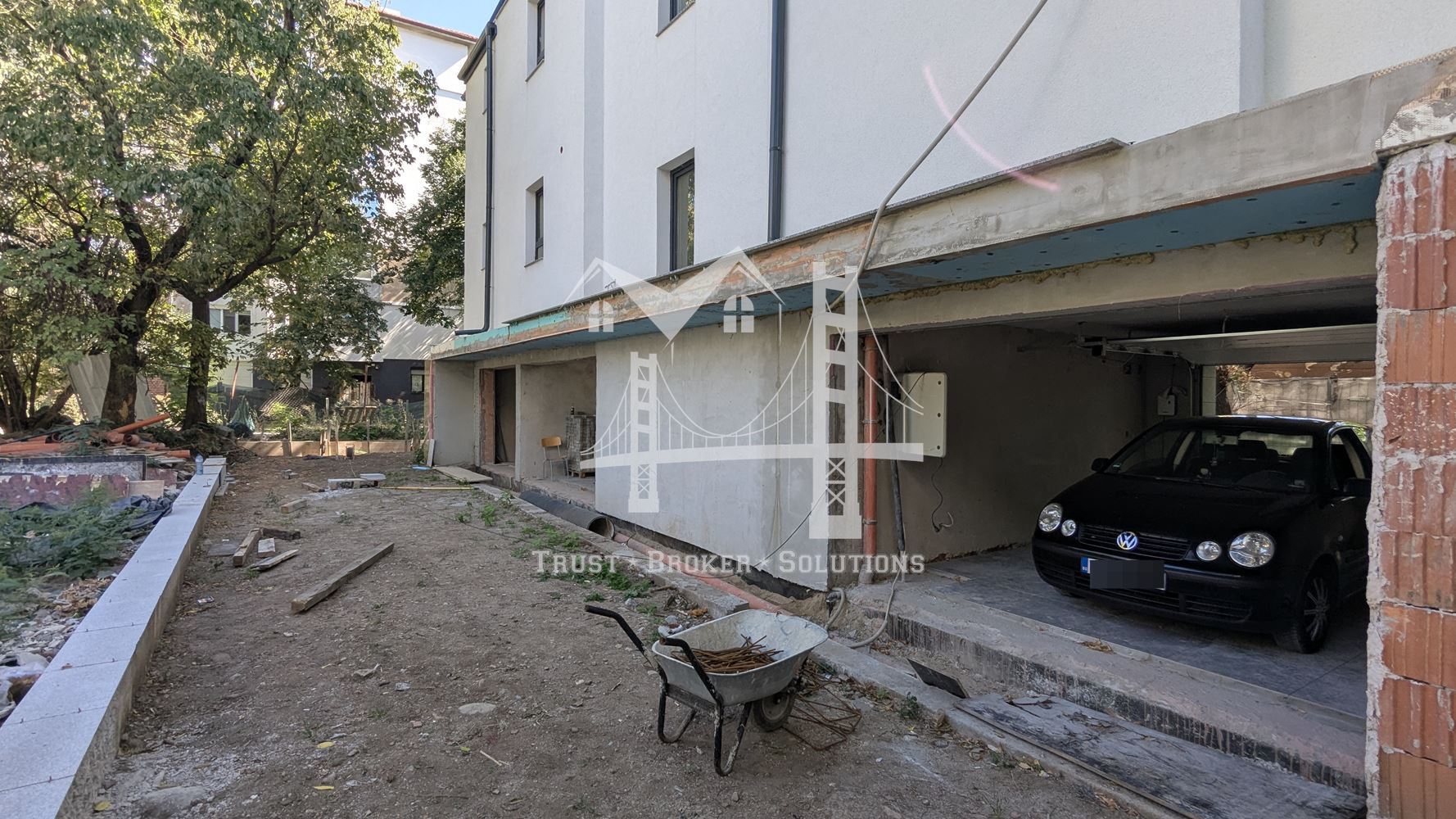 Център, новострояща се сграда за бизнес, офис или тристайни апартаменти. До метро - 0