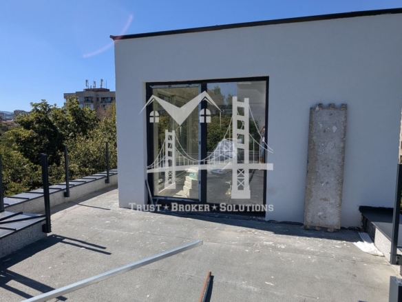 Център, новострояща се сграда за бизнес, офис или тристайни апартаменти. До метро - 0