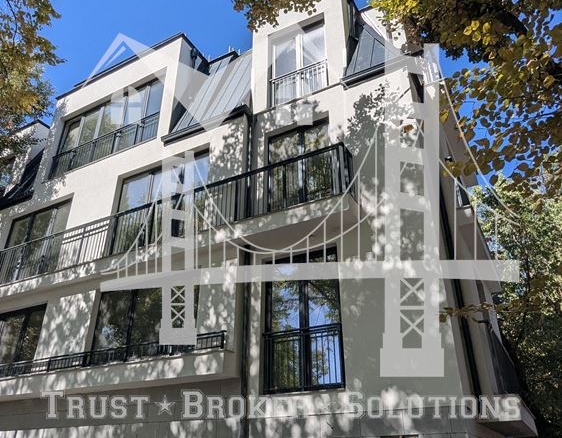 Център, новострояща се сграда за бизнес, офис или тристайни апартаменти. До метро - 0