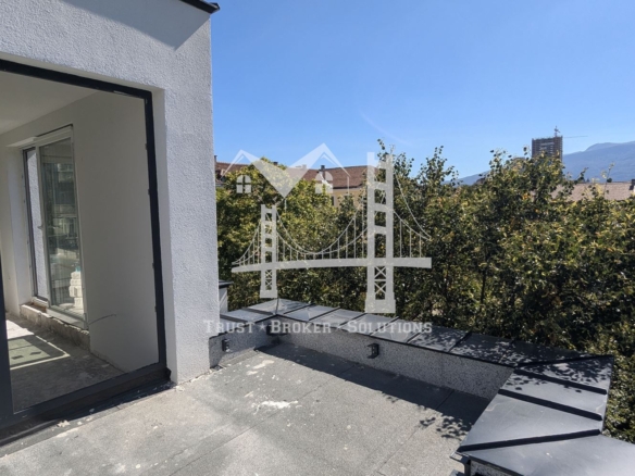 Център, новострояща се сграда за бизнес, офис или тристайни апартаменти. До метро - 0