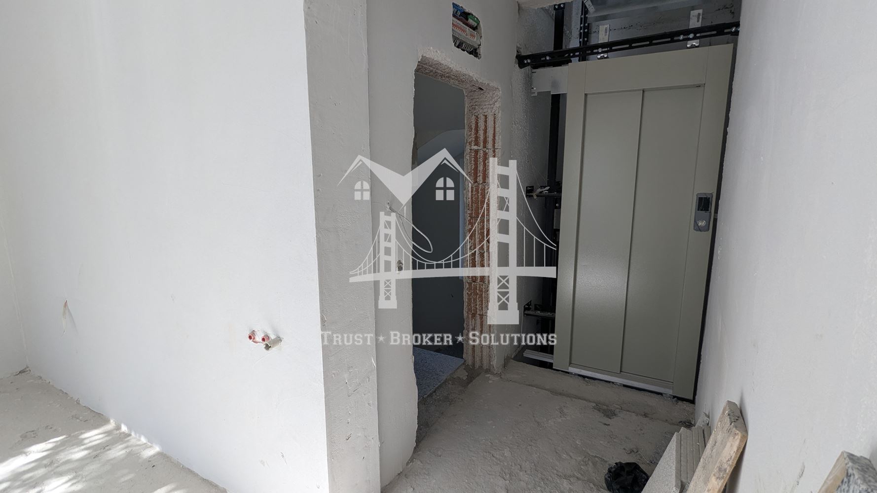 Център, новострояща се сграда за бизнес, офис или тристайни апартаменти. До метро - 0