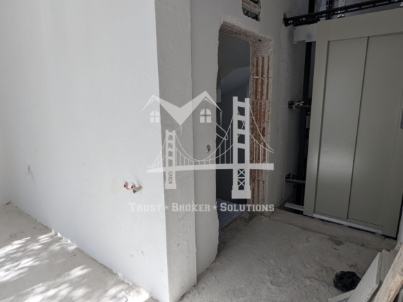 Център, новострояща се сграда за бизнес, офис или тристайни апартаменти. До метро - 0