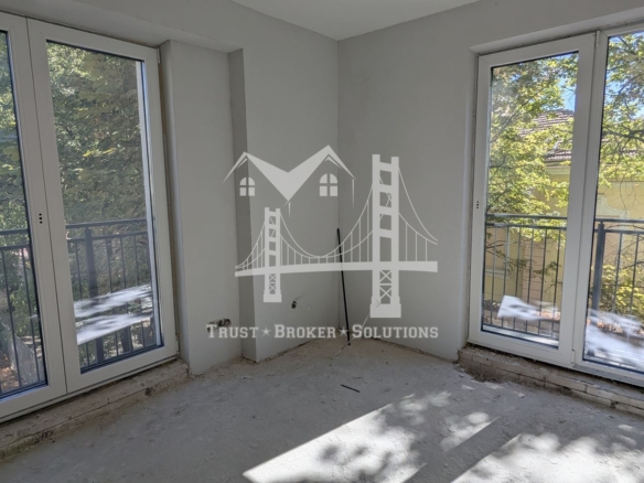 Център, новострояща се сграда за бизнес, офис или тристайни апартаменти. До метро - 0