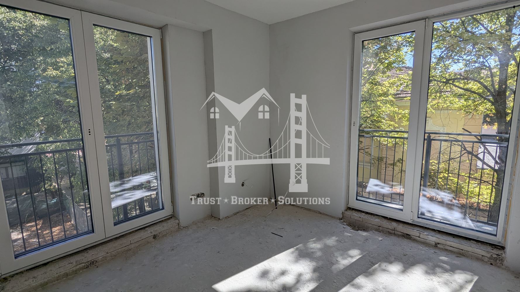 Център, новострояща се сграда за бизнес, офис или тристайни апартаменти. До метро - 0