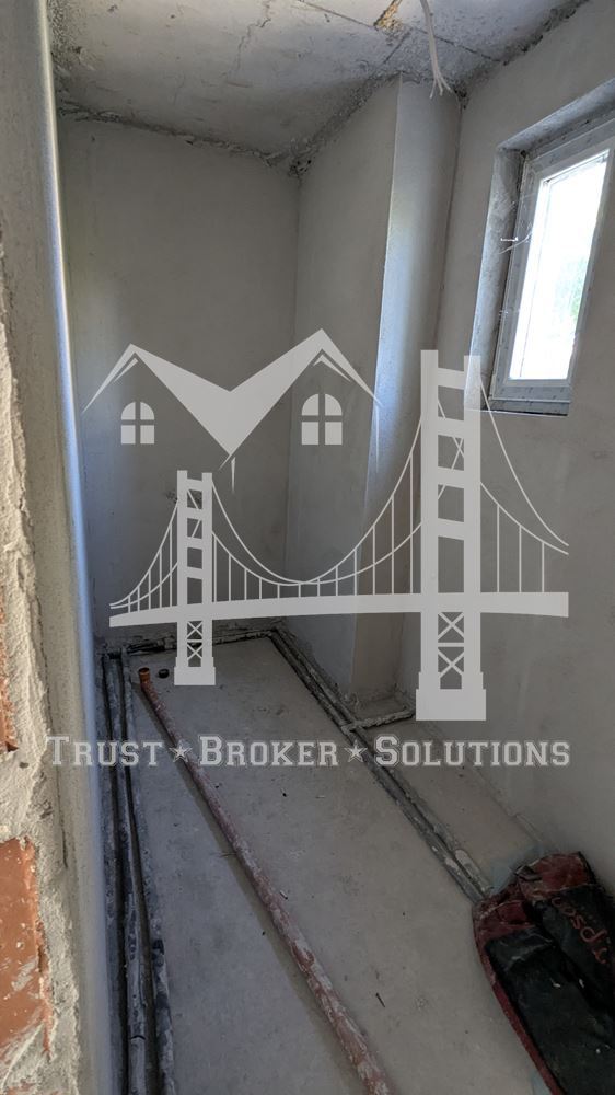 Център, новострояща се сграда за бизнес, офис или тристайни апартаменти. До метро - 0