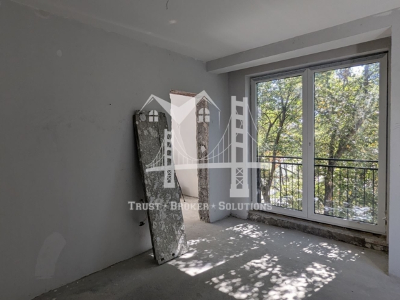 Център, новострояща се сграда за бизнес, офис или тристайни апартаменти. До метро - 0