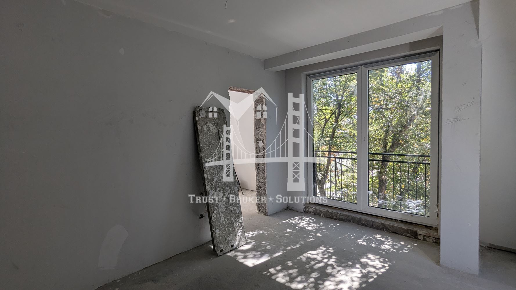 Център, новострояща се сграда за бизнес, офис или тристайни апартаменти. До метро - 0