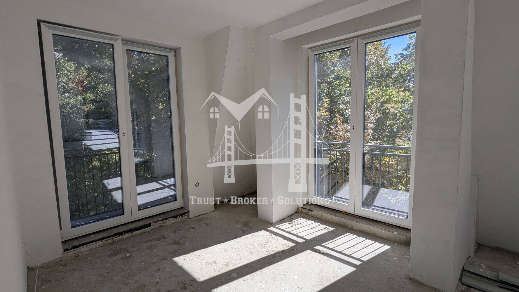 Център, новострояща се сграда за бизнес, офис или тристайни апартаменти. До метро - 0