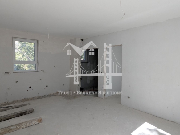 Център, новострояща се сграда за бизнес, офис или тристайни апартаменти. До метро - 0