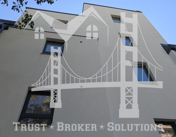 Център, новострояща се сграда за бизнес, офис или тристайни апартаменти. До метро - 0