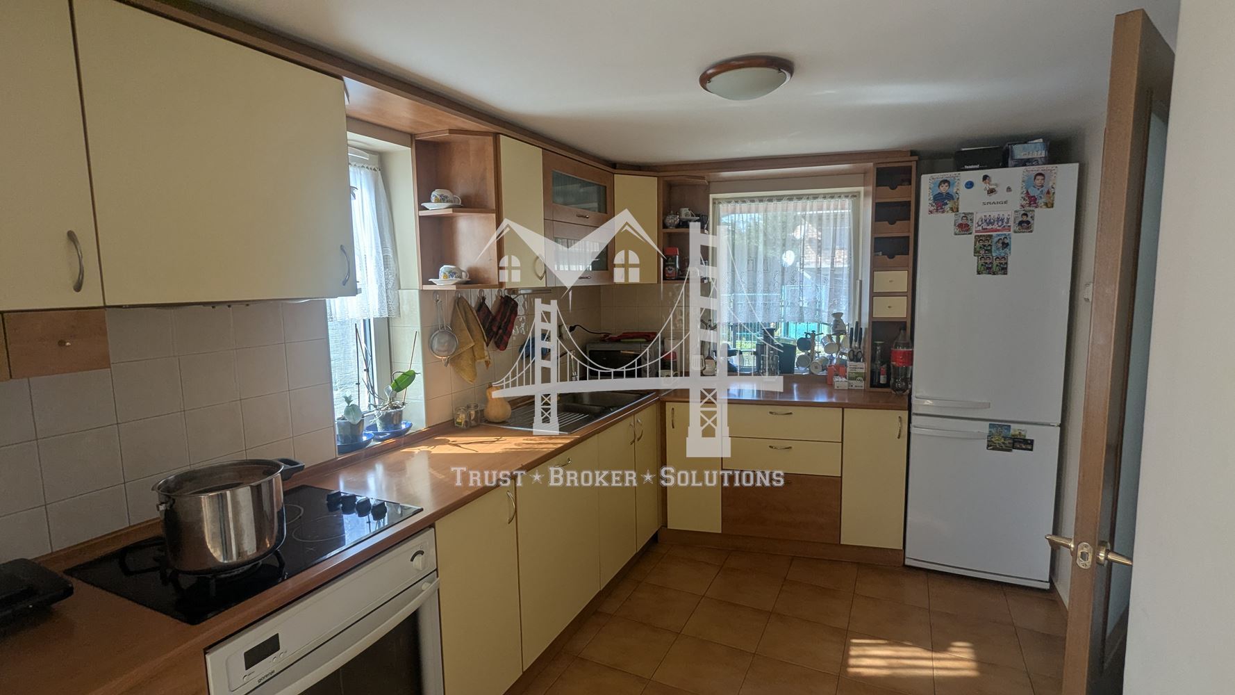 Банкя Михайлово, обзаведена и ремонтирана къща - 0