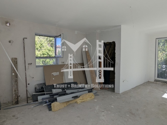 Център, новострояща се сграда за бизнес, офис или тристайни апартаменти. До метро - 0