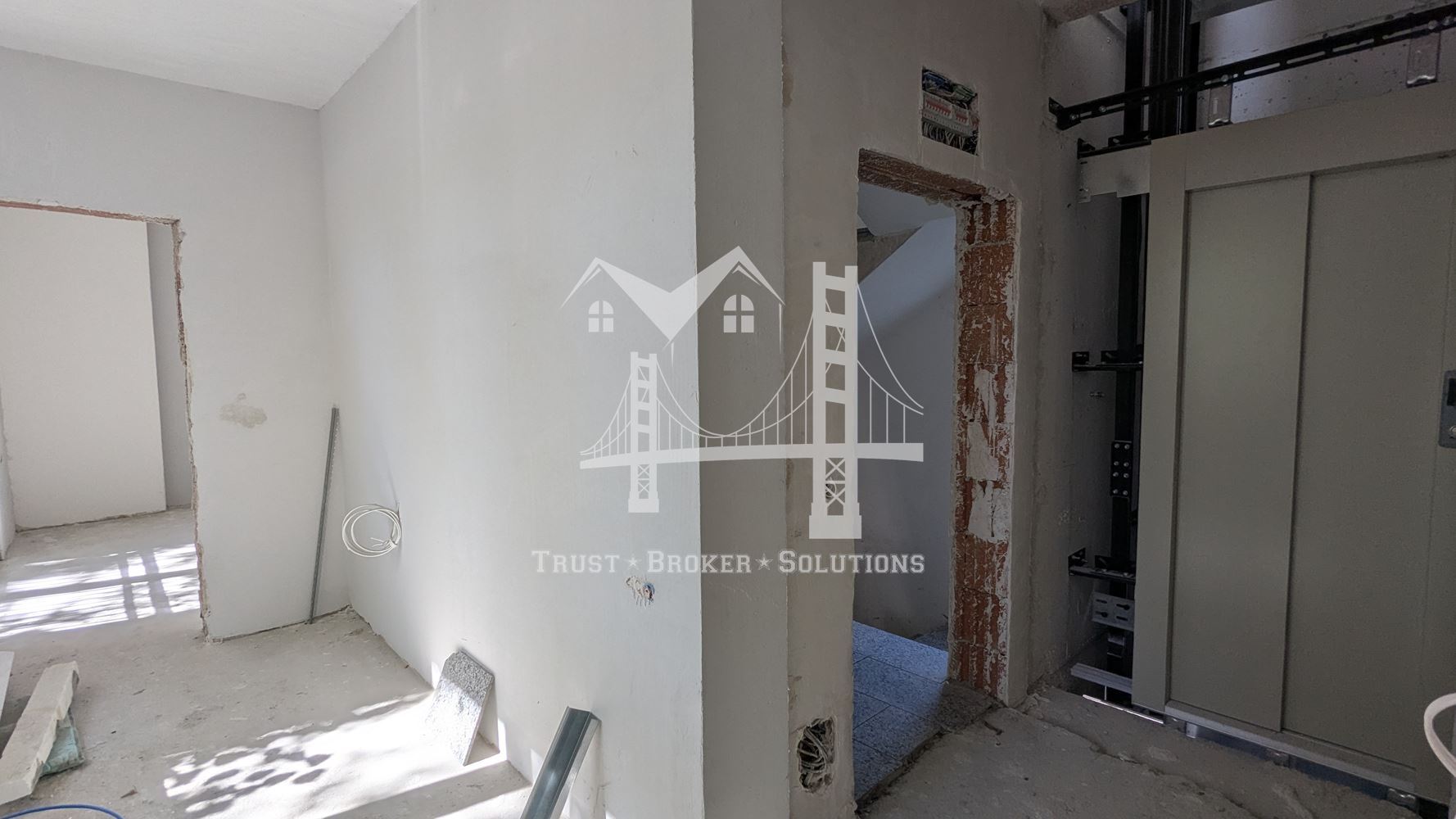 Център, новострояща се сграда за бизнес, офис или тристайни апартаменти. До метро - 0