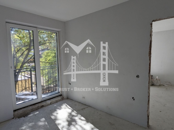 Център, новострояща се сграда за бизнес, офис или тристайни апартаменти. До метро - 0