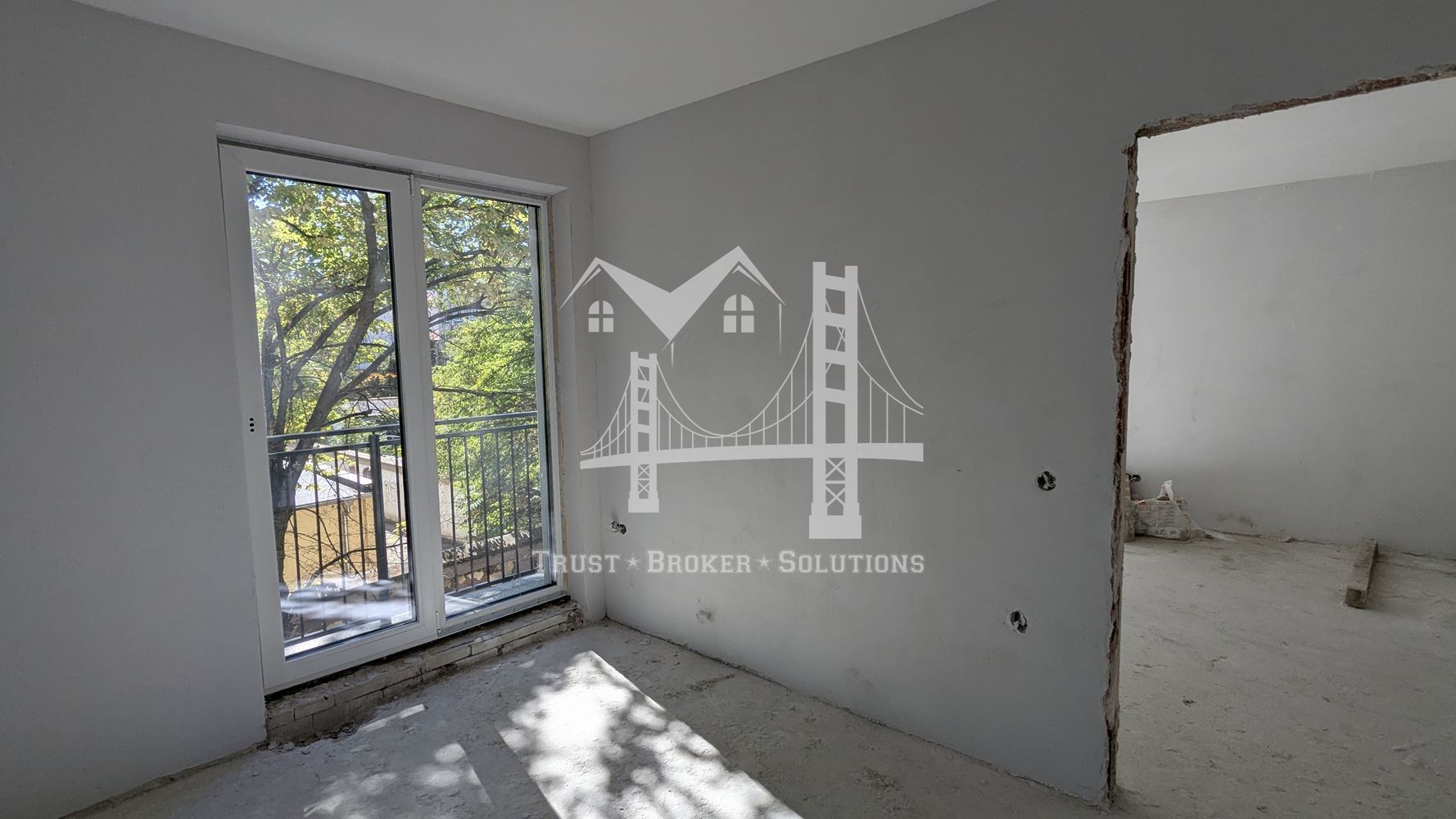 Център, новострояща се сграда за бизнес, офис или тристайни апартаменти. До метро - 0