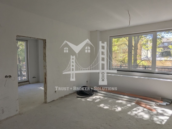 Център, новострояща се сграда за бизнес, офис или тристайни апартаменти. До метро - 0