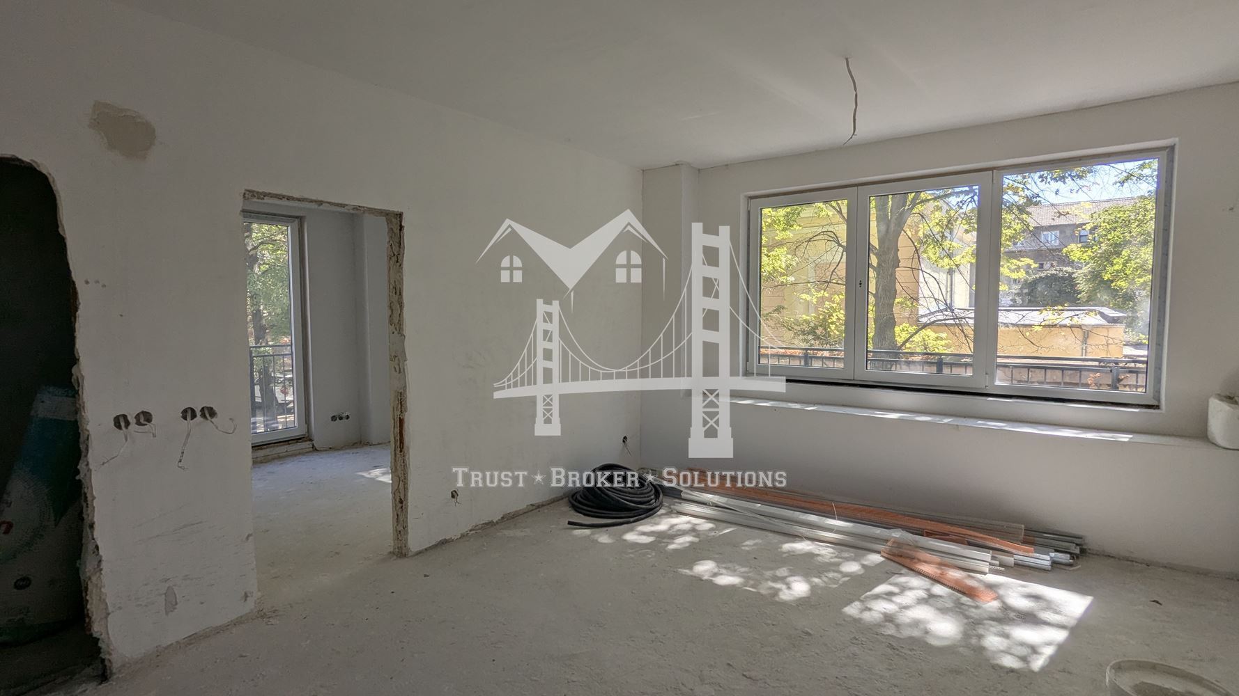 Център, новострояща се сграда за бизнес, офис или тристайни апартаменти. До метро - 0