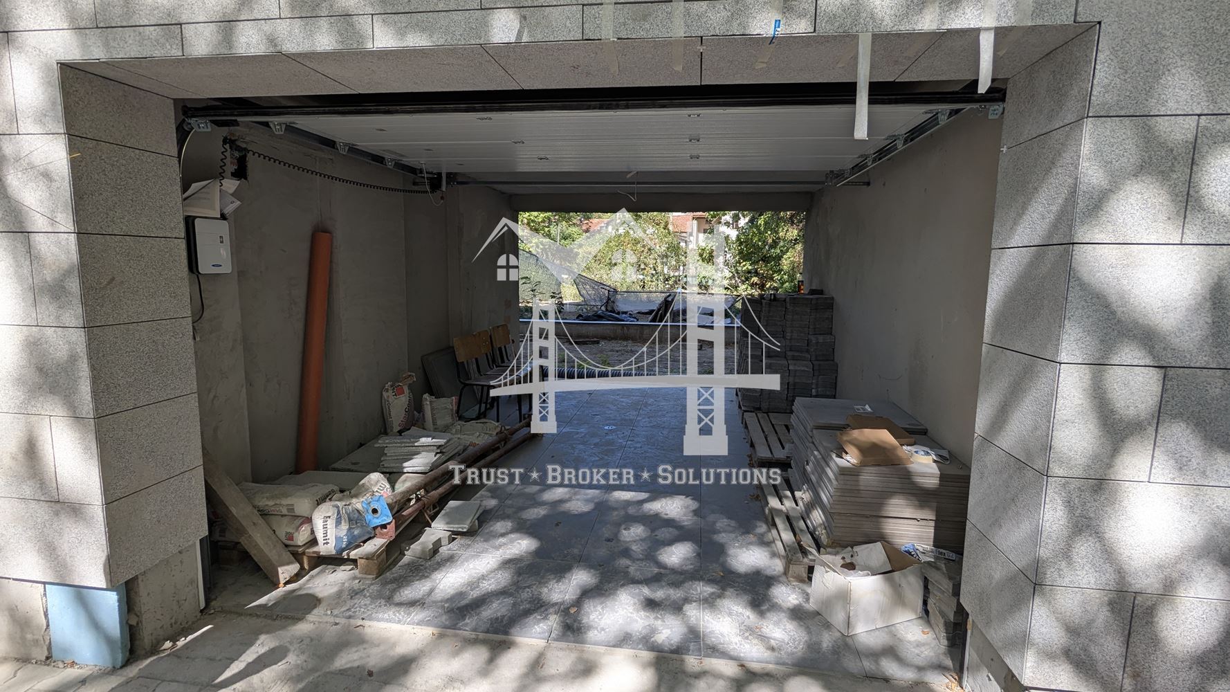 Център, новострояща се сграда за бизнес, офис или тристайни апартаменти. До метро - 0