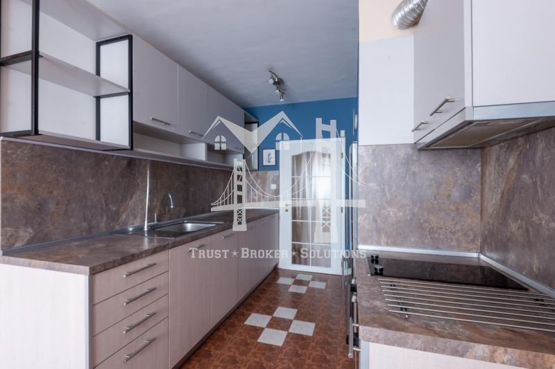 Младост 4, тристаен апартамент в близост до парк - 0