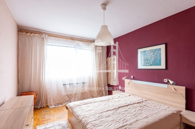 Младост 4, тристаен апартамент в близост до парк - 0