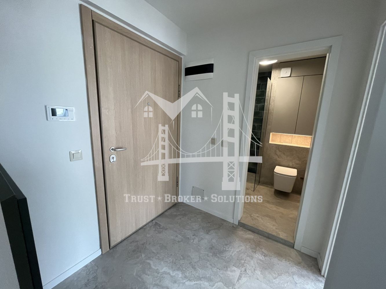 Банишора, двустаен апартамент, стилно ремонтиран и обновен - 0