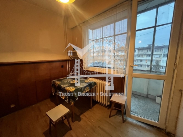 Гоце Делчев, тристаен апартамент в близост до училище - 0