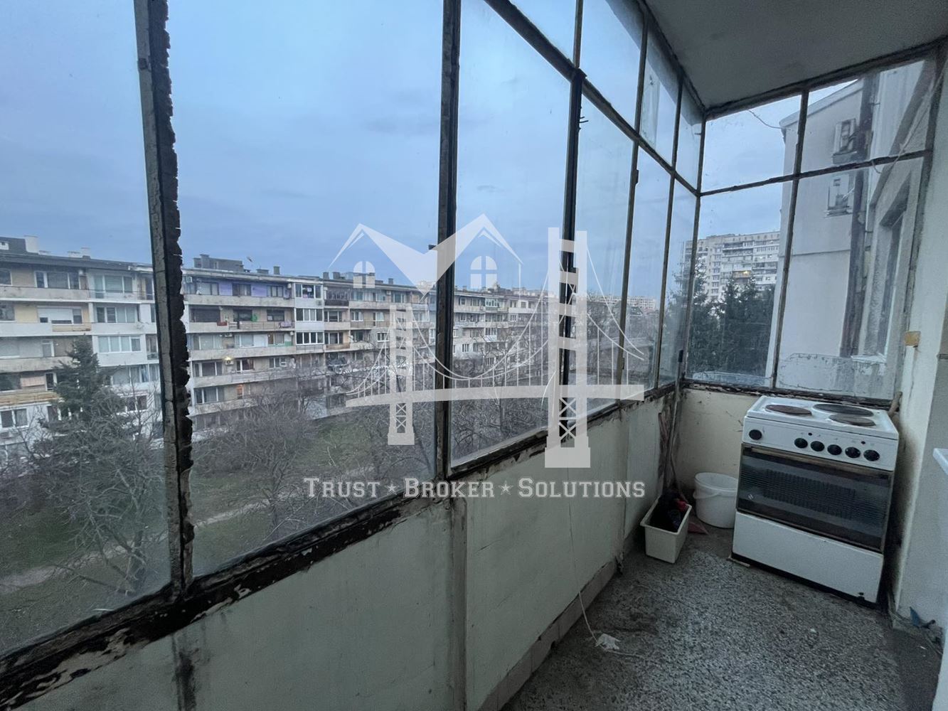 Гоце Делчев, тристаен апартамент в близост до училище - 0