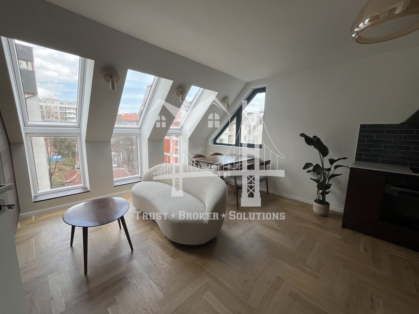 Банишора, двустаен апартамент, стилно ремонтиран и обновен - 0