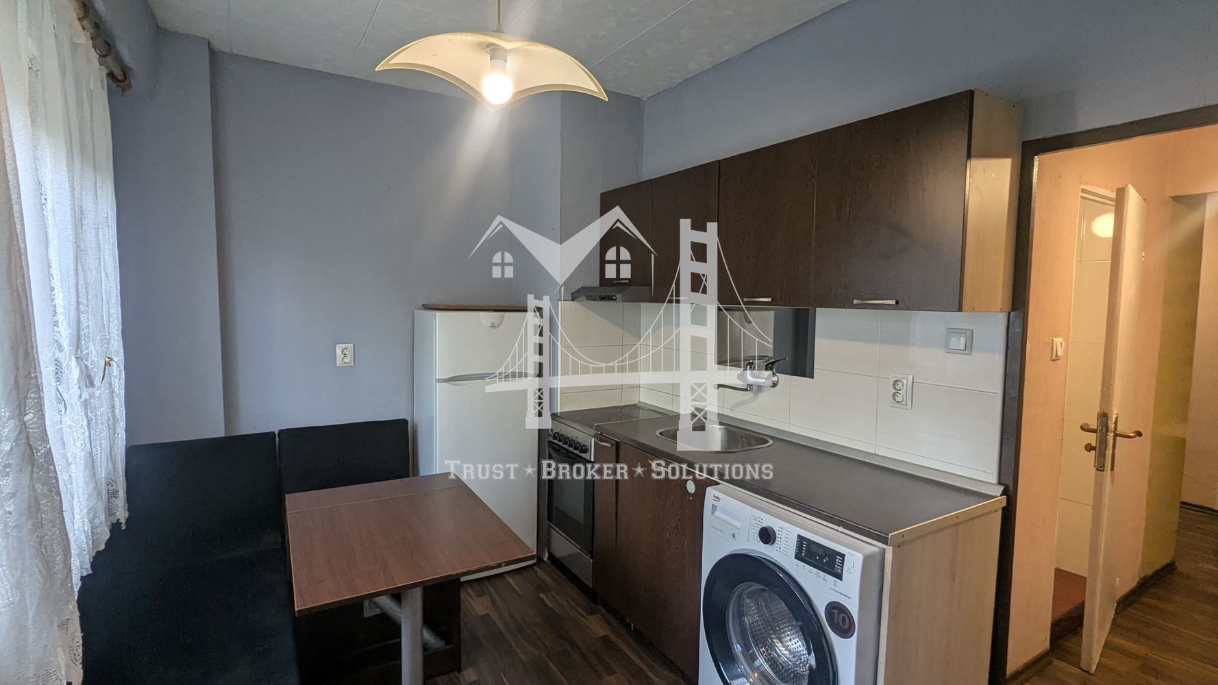 Младост 4, гарсониера преустроена на 3 помещения. До метро и Бизнес парк - 0