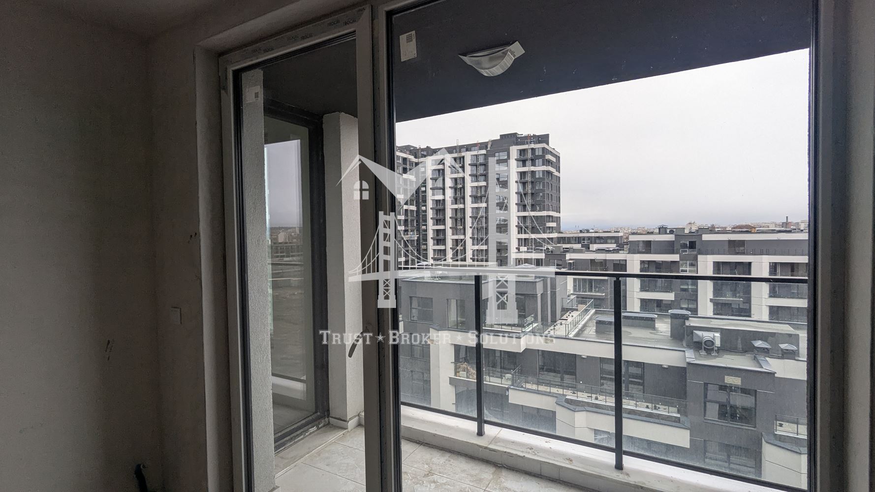 Център, 3-стаен в Capitol Residence с акт 16 и паркомясто. До метро - 0